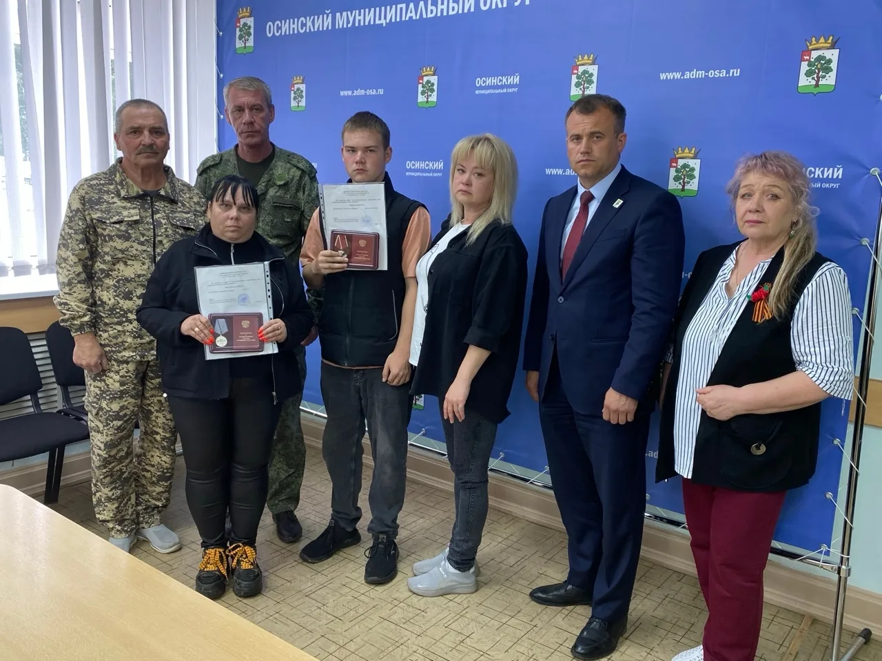 Глава Осинского округа Игорь Морозов  вместе с военным комиссаром по Осинскому и Еловск...