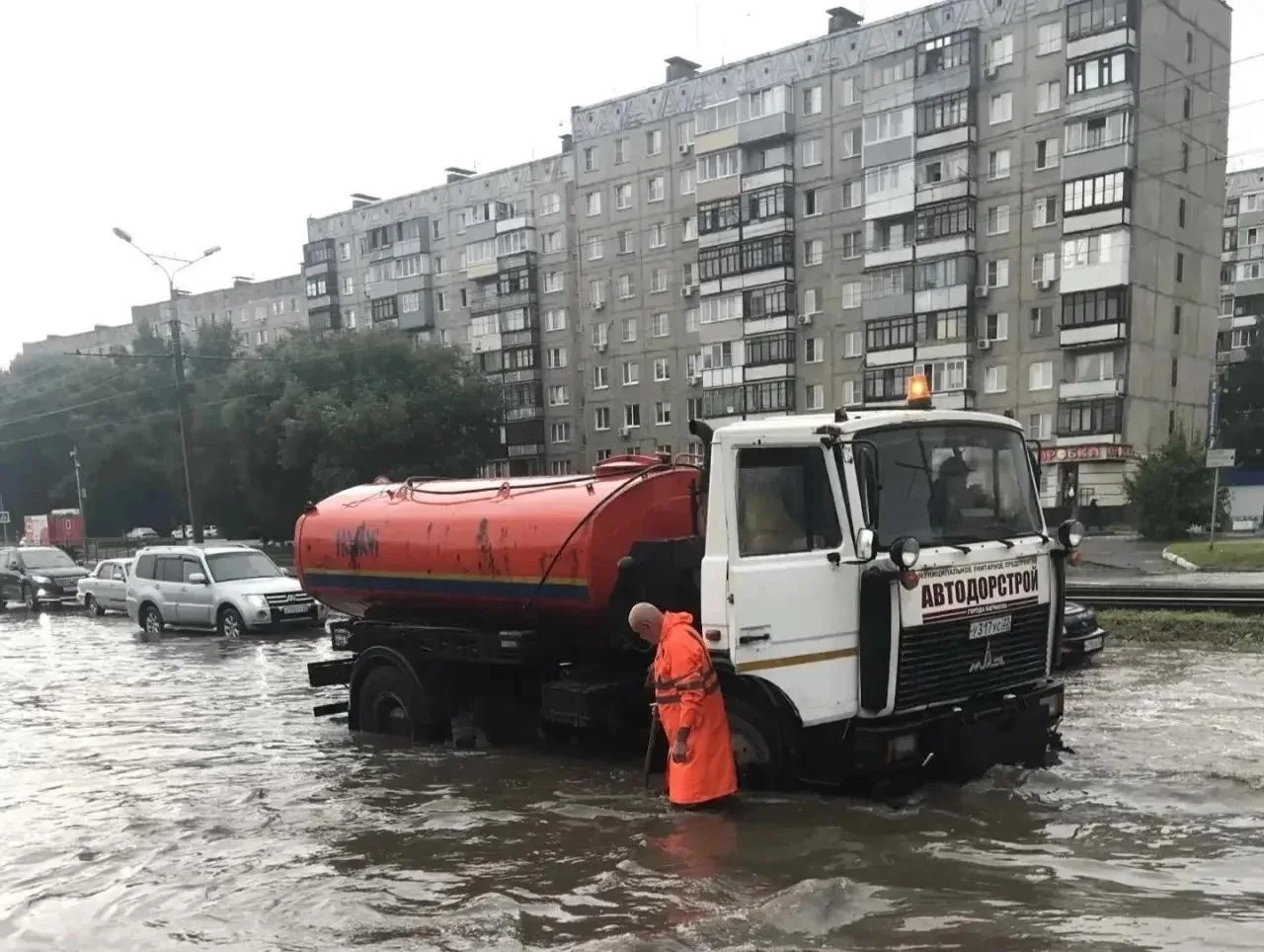 🌧 Дорожные службы вышли на улицы Барнаула из-за дождя

Пока город заливает дождём, дорожные бригады