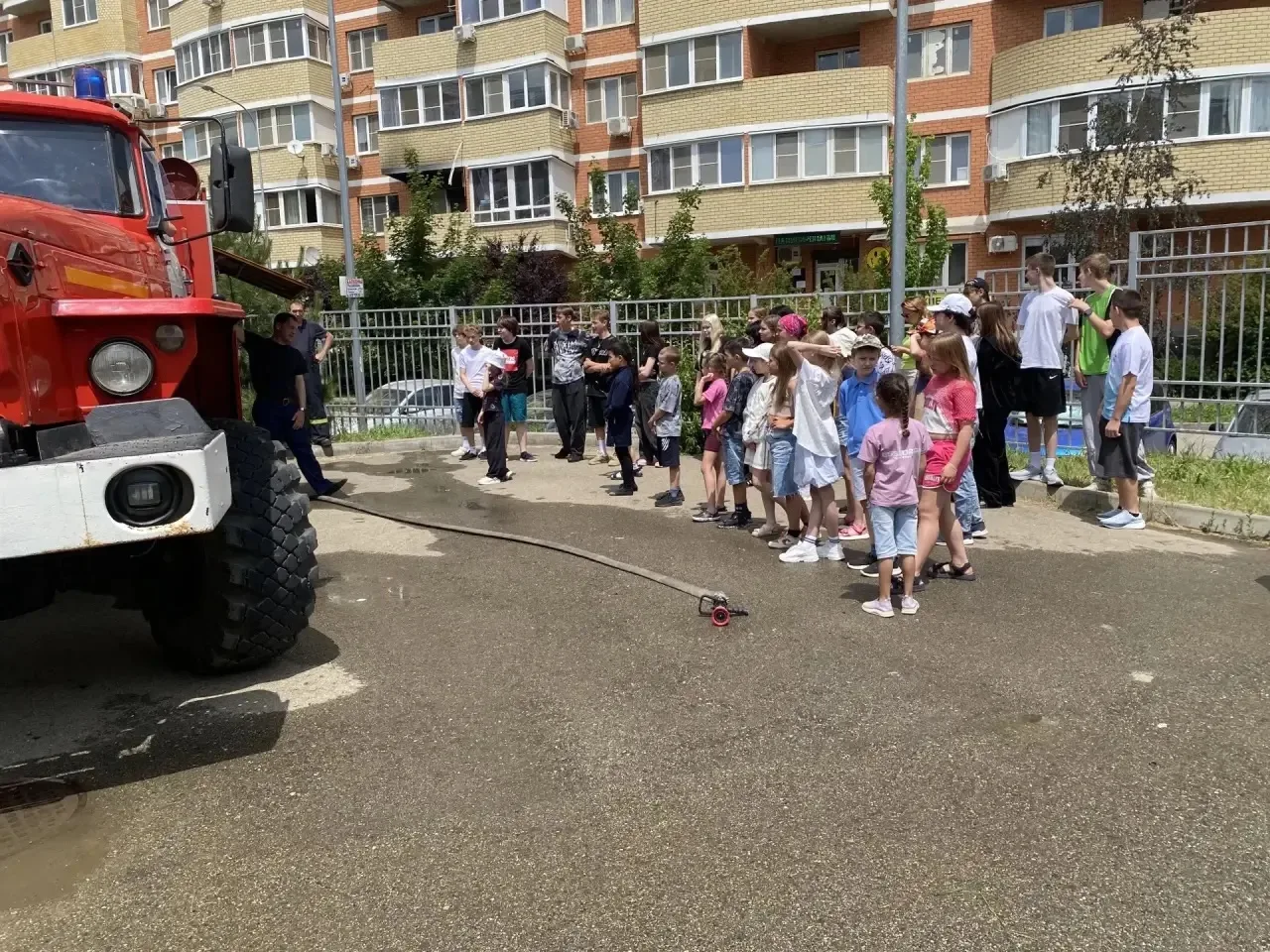 Лагерь труда и отдыха "Дружба" открыл двери!

Сегодня, 10 июня 2026 года, в школе открылся лагерь тр