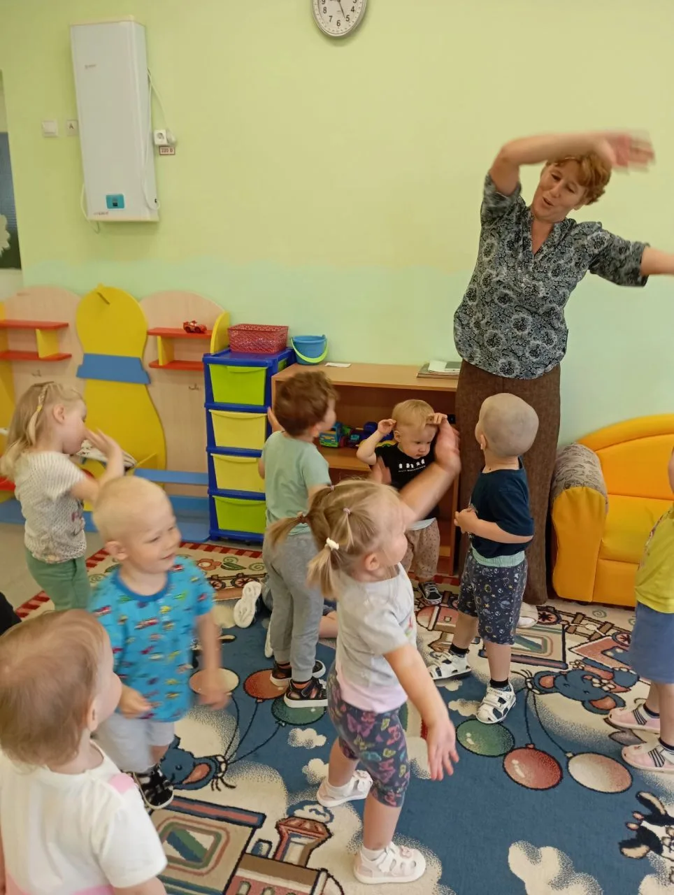 Сегодня в группе раннего возраста "Ягодки" поиграли в подвижную игру "Солнышко и дождик". 🌞🌦Целью 