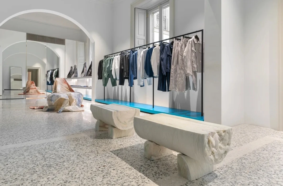 🪑 Во флагманском магазине Issey Miyake в Милане прошла выставка мебели из переработанной бумаги   Во