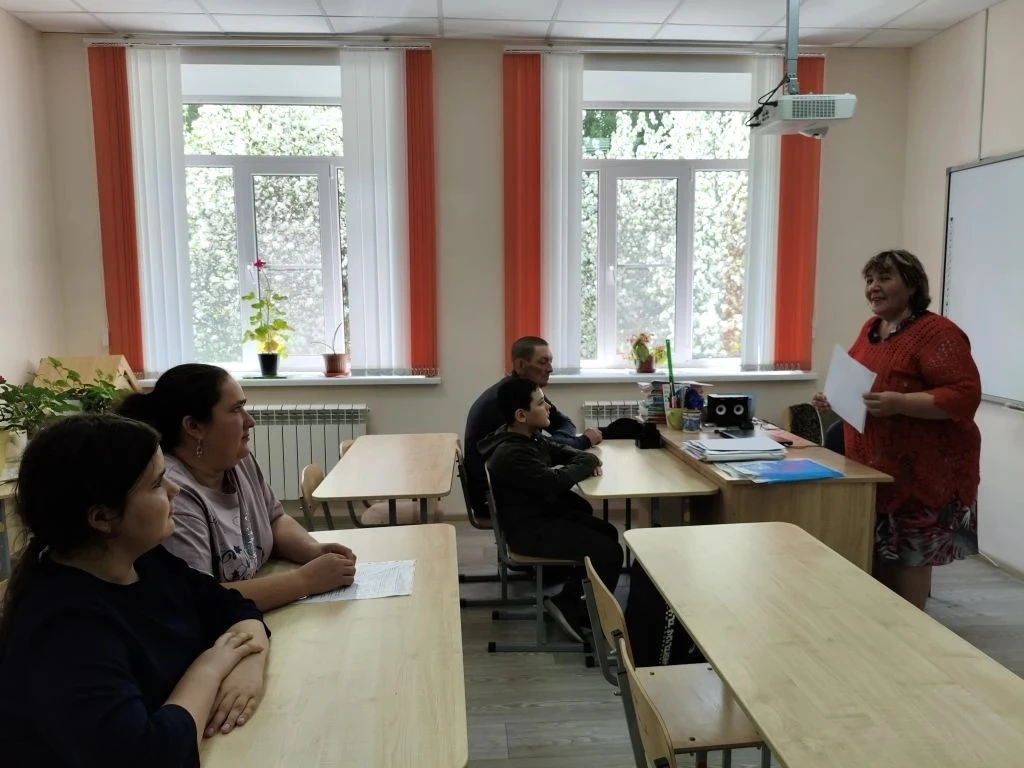 В преддверии летних каникул  с обучающимися школы и родителями  были проведены инструктажи по правил