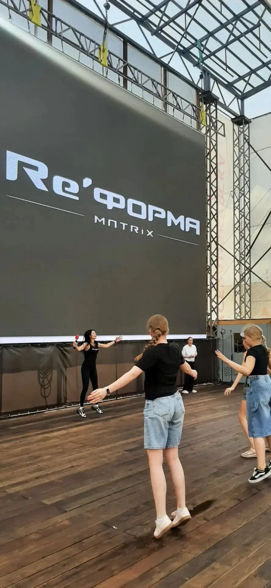 💪 Прямо на сцене амфитеатра тренеры фитнес-центр «Re'форма Matrix» проводят активности для тех, кто