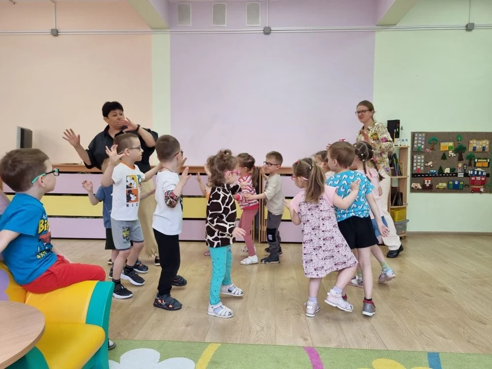 👫Группа "Семицветик" сегодня превратилась в племя древних индейцев. Вместе с муз.руководителем Козл