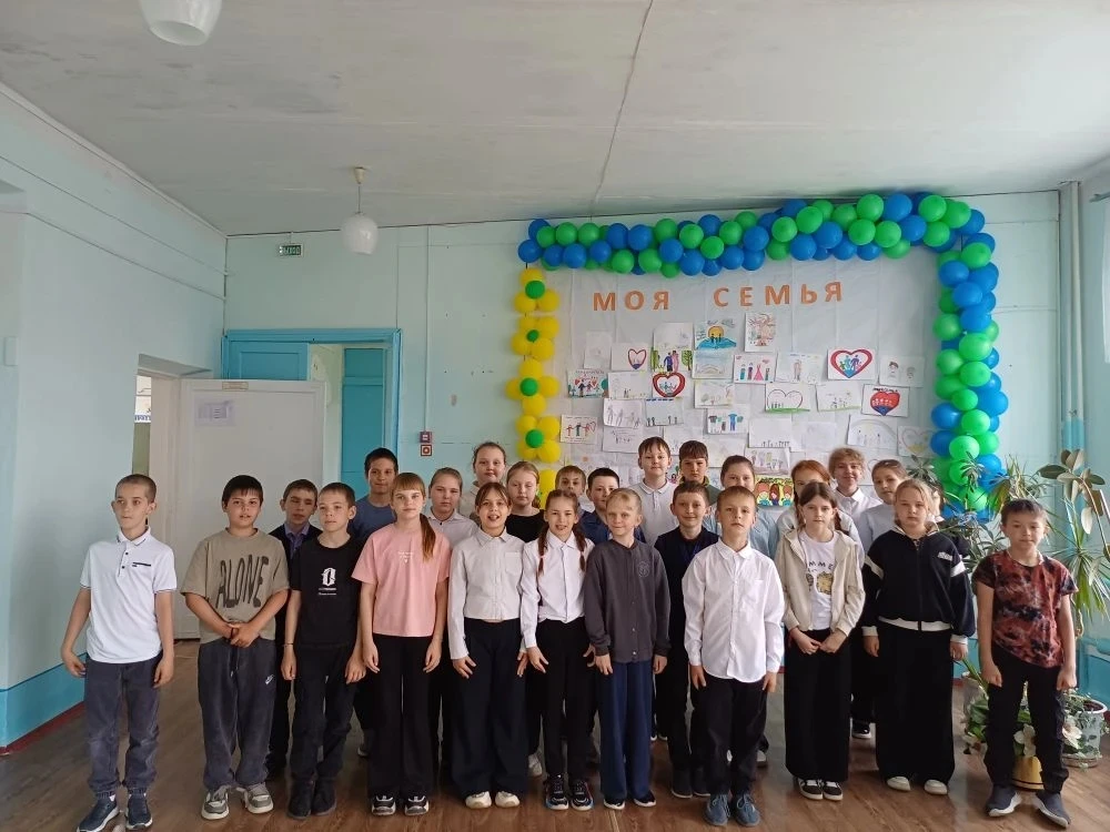 15 мая ,в День семьи , в МБОУ Донской СОШ прошла выставка детских рисунков "Моя семья! ...