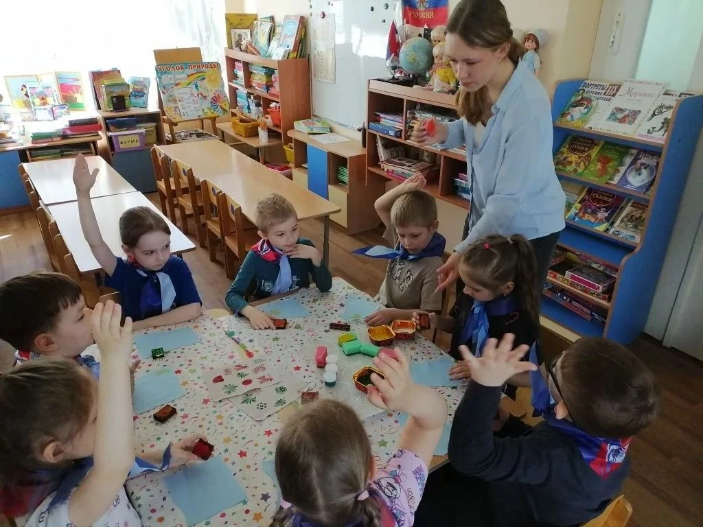 🧵 Экскурсия в мир ткани и традиций Сегодня актив школьного музея совместно с «Движением первых» пров