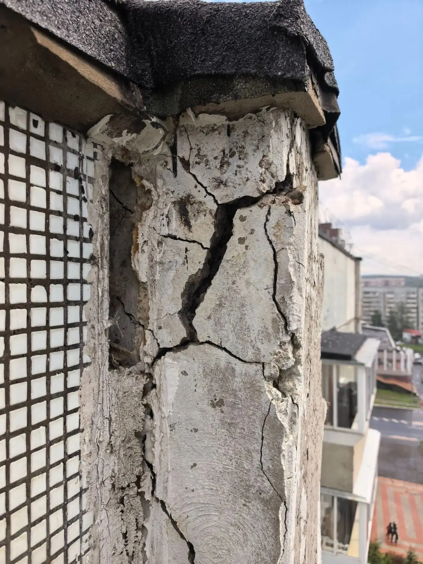 Центр города. Выступ фасада дома по проспекту Мира, 34 просто рассыпается 😱
 
Вот такая жуткая карт