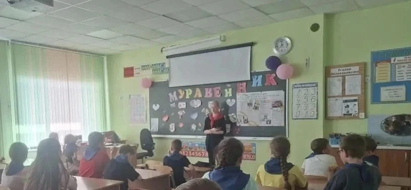 С Днём России! 

В преддверии Дня России в нашем пришкольном лагере «Муравейник» под руководством во