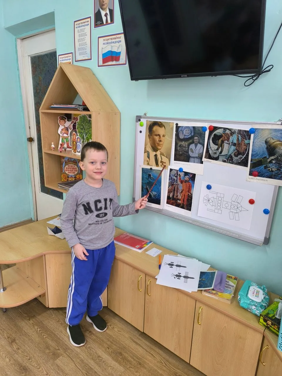 Взлетает высоко ракета,