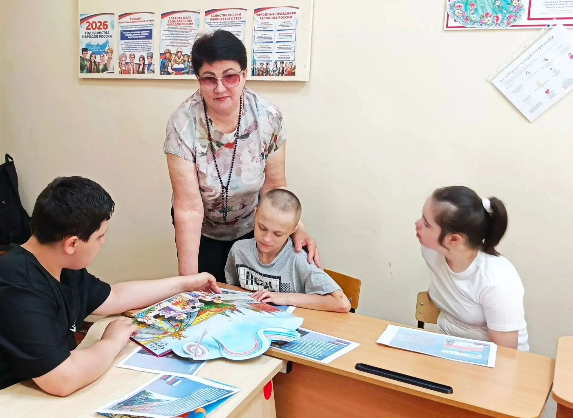 Час истории «Любить Отечество как Минин и Пожарский»: цикл «Мы живем в России».

В рамках Года единс