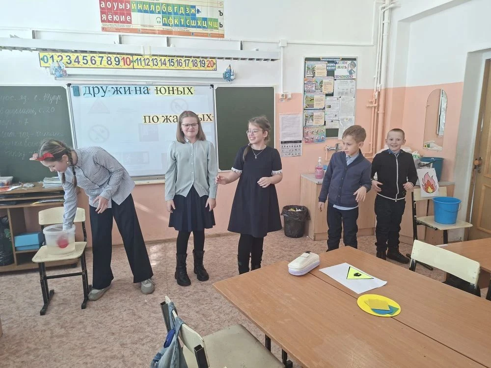 В рамках месячника пожарной безопасности в школе прошла игра «Уроки пожарного»! 🚒Ребята из Дружины ю