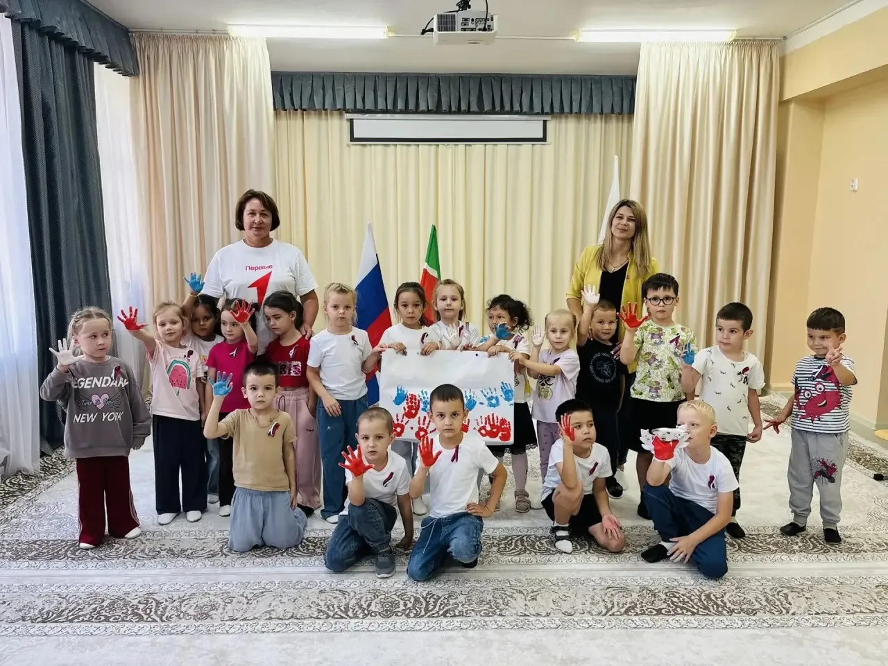 🇷🇺 Три цвета гордости в маленьких ладошках: как в детском саду «Сказка» отметили День...