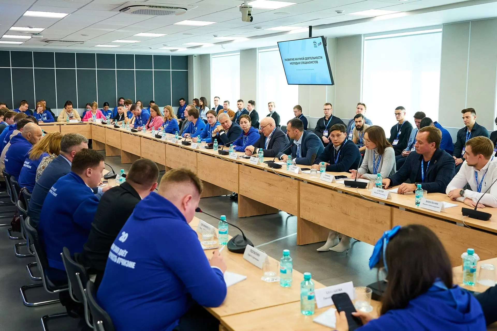 Вместе с делегацией Югры принял участие в пленарном заседании первого окружного отчетно‑программного