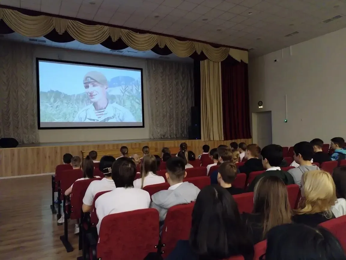 Урок памяти и гордости в 20-й школе🇷🇺  Сегодня в нашей школе для учеников 8-х классов состоялся особ