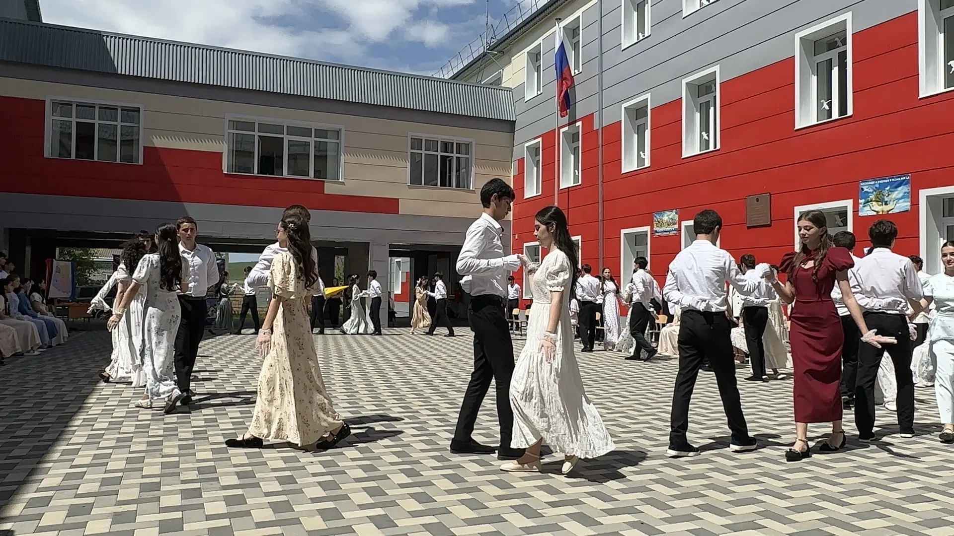 🤍💙❤️«Венец дружбы»: танцевальный символ единства народов России прошел в Усть-Джегутинском районе   