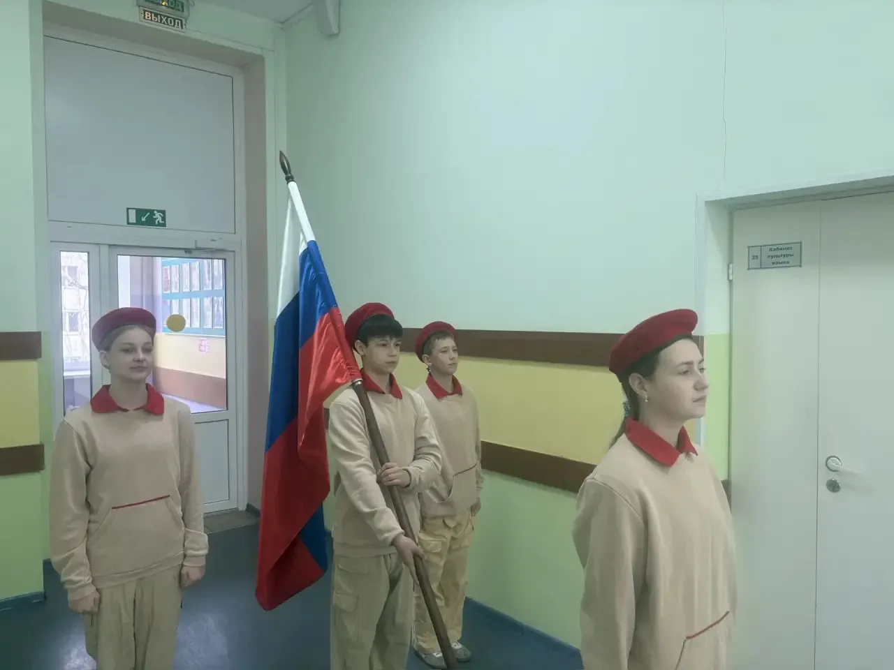 Патриотизм и Забота о Планете! 🌏  Сегодняшнее утро понедельника в МБОУ «Эффективная школа» (корпус 4