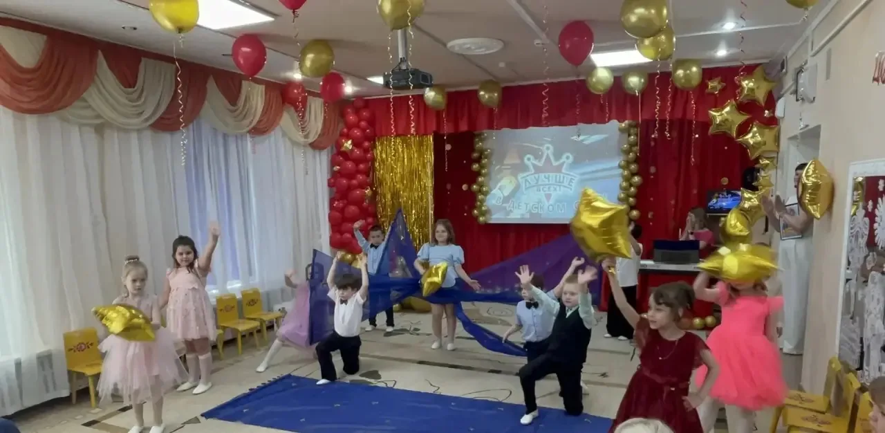 27 мая в группе «Улыбка» состоялся выпускной бал. Ребята вместе с родителями пели трога...