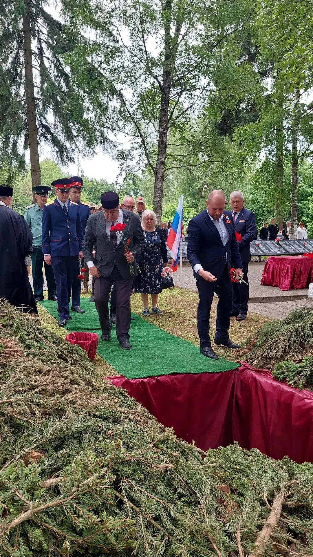 Сегодня в посёлке Ясная Поляна, у Братской могилы павших воинов, прошла торжественно-траурная церемо