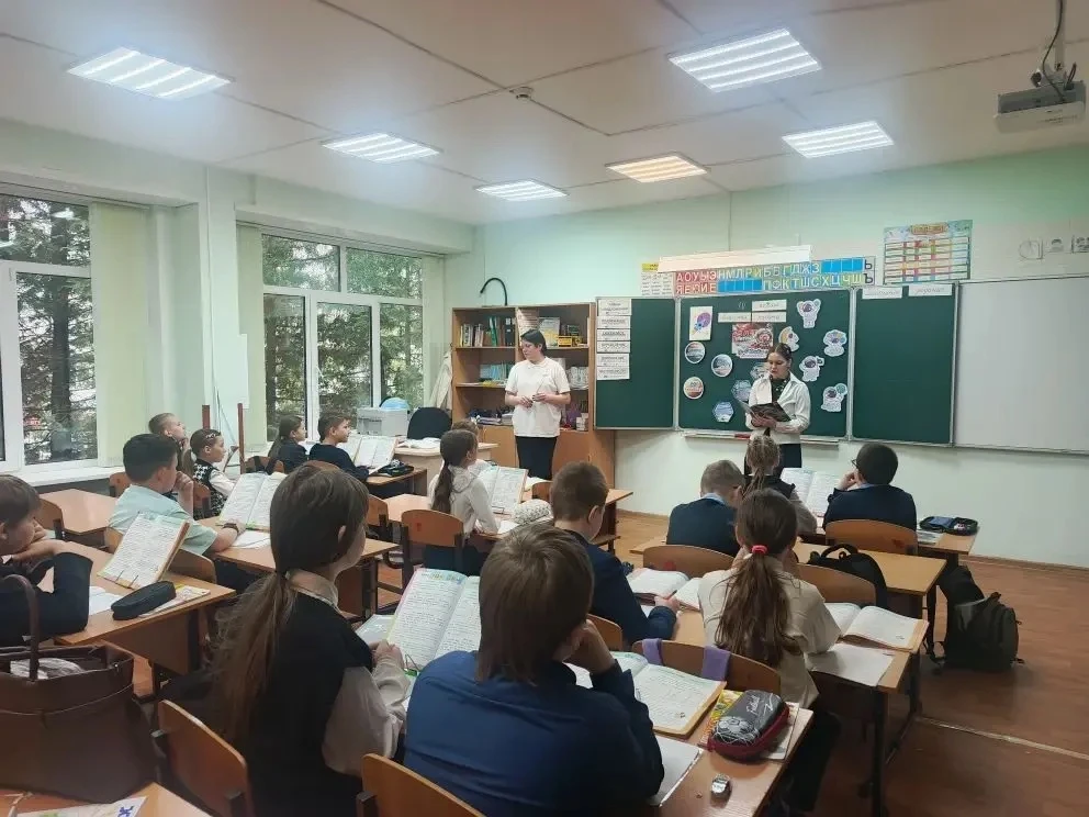🚀 В нашей школе в преддверии Дня космонавтики прошли интересные мероприятия 🌌✨  Советники провели дл
