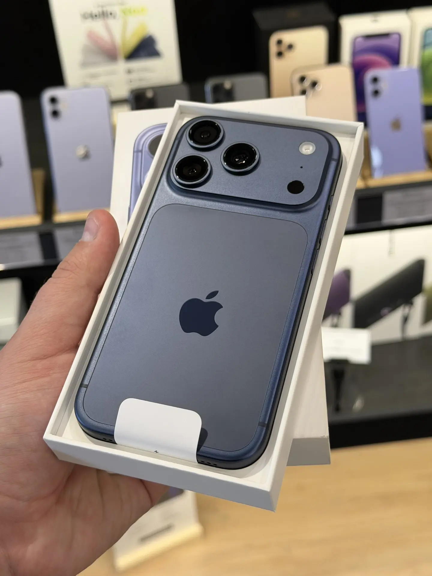 Новый, но распечатанный🔥

📱 iPhone 17 Pro, 256GB💙

Версия: есим

Память: 256ГБ 

Аккумулятор: 100