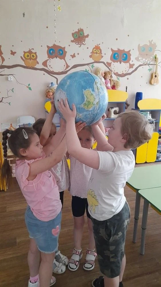 К Международному дню Земли дети подготовительной группы провели тематический день: бесе...