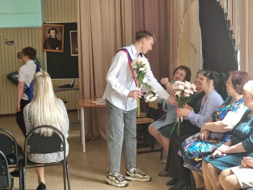 Вот и закончились ваши невозможности пропускать уроки. ПОСЛЕДНИЙ ЗВОНОК. Звучит и фатал...