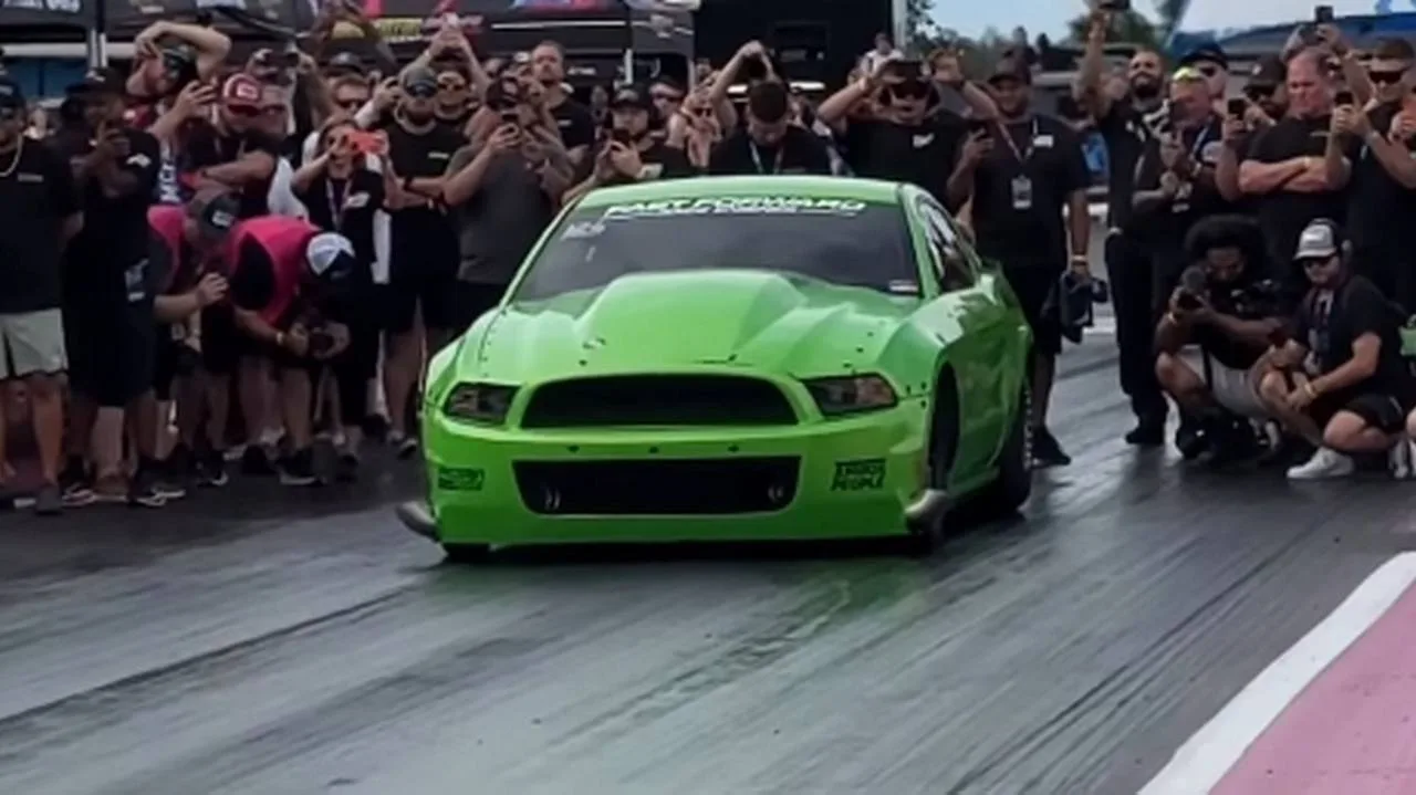 У 3000-сильного Mustang РАЗЛЕТЕЛАСЬ шина на скорости 367 км/ч — драгстер Snot Rocket ли...