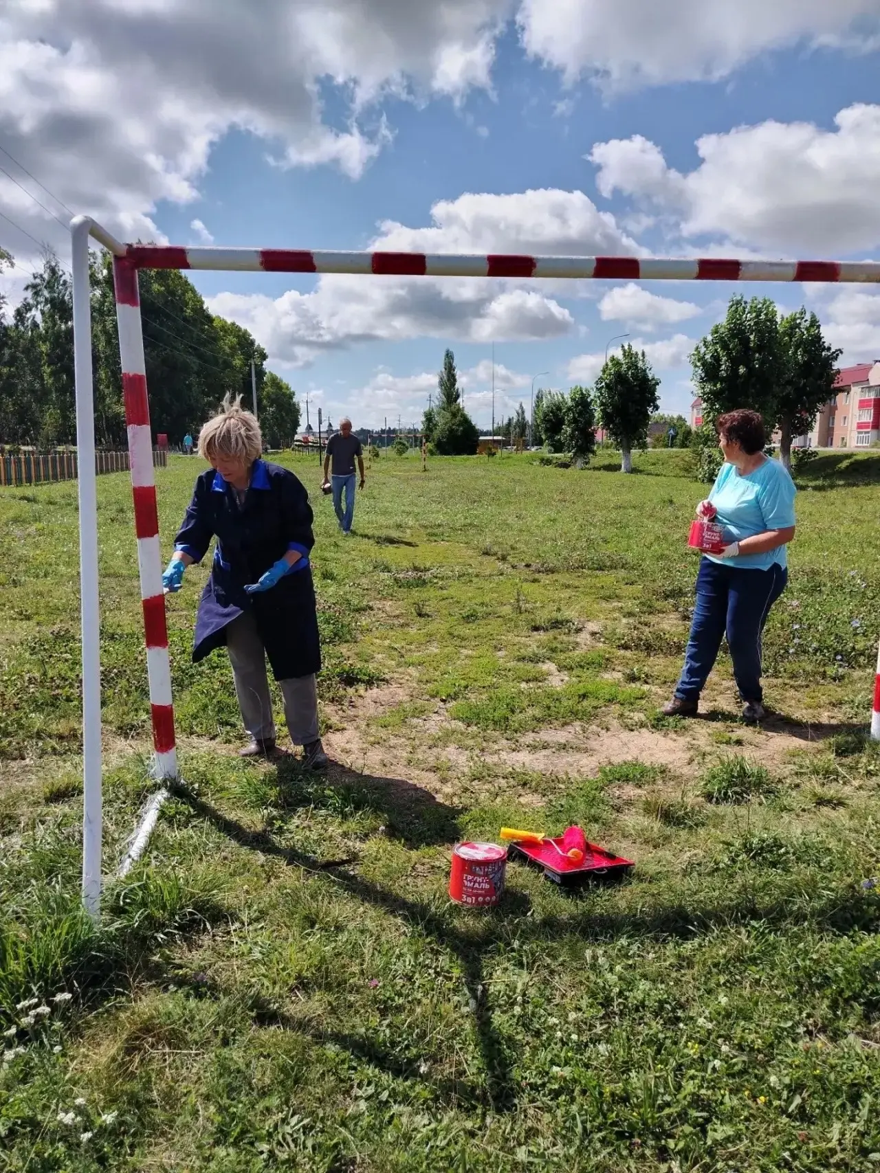 В южном микрорайоне продолжается работа по благоустройству детской игровой площадки — важного места 
