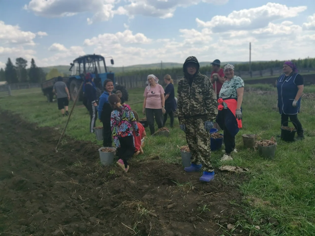 Наш школьный двор преобразился, готовясь встретить летний зной!