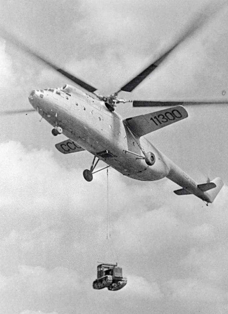 Мощно, МИ-6 транспортирует трактор на внешней подвеске, 1966 год.