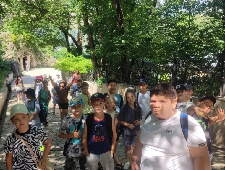 Один день из жизни в лагере «Счастливое детство»: по следам Лермонтова и не только!