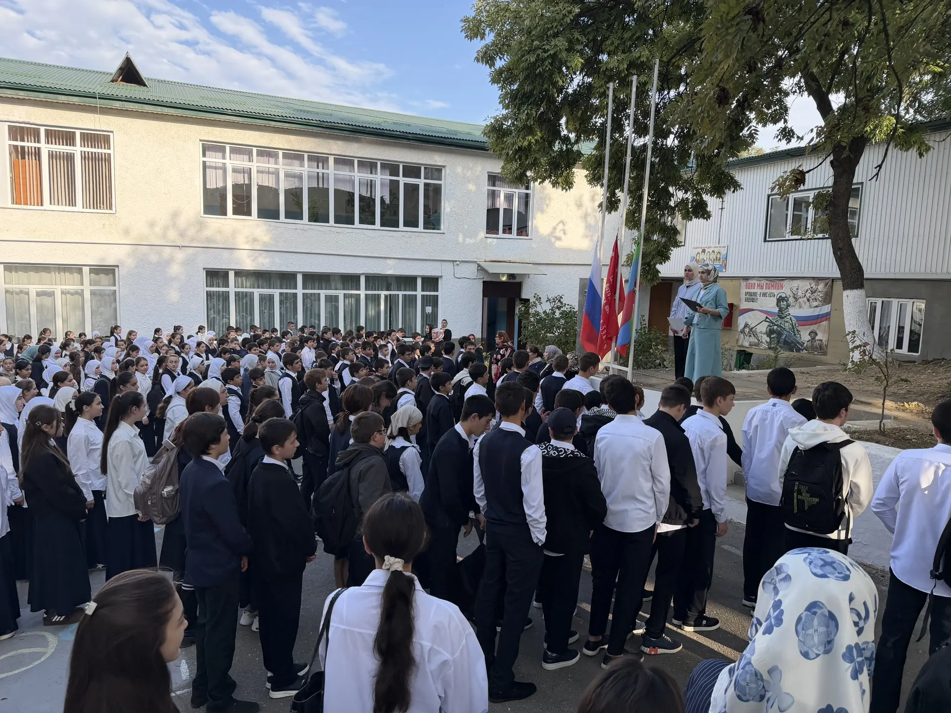 28 сентября, понедельник, по традиции начался с торжественной линейки и поднятия флагов...