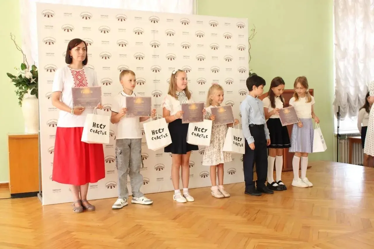 «СИЯЮТ НИМБЫ СКВОЗЬ ВЕКА»