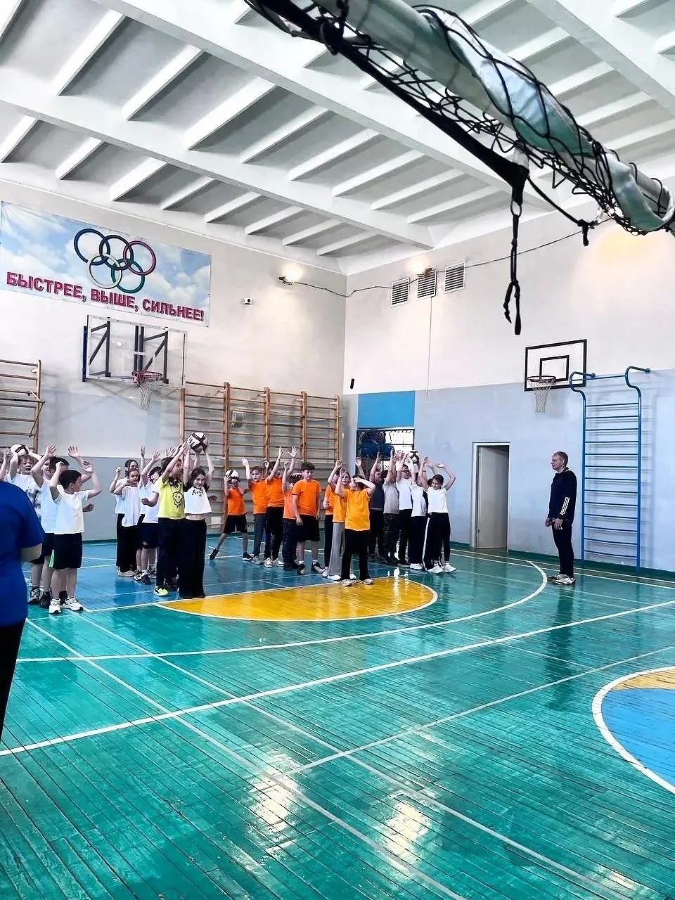 Маленькие чемпионы большой страны! 🏃‍♂️💨  Пока старшие лицеисты трудились на мастер-классах и суббот