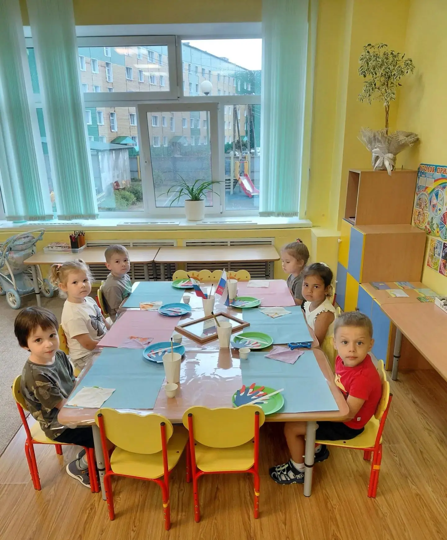 Аппликация "Флаг нашей Родины" в группе Рябинка. Продолжать учить детей создавать компо...