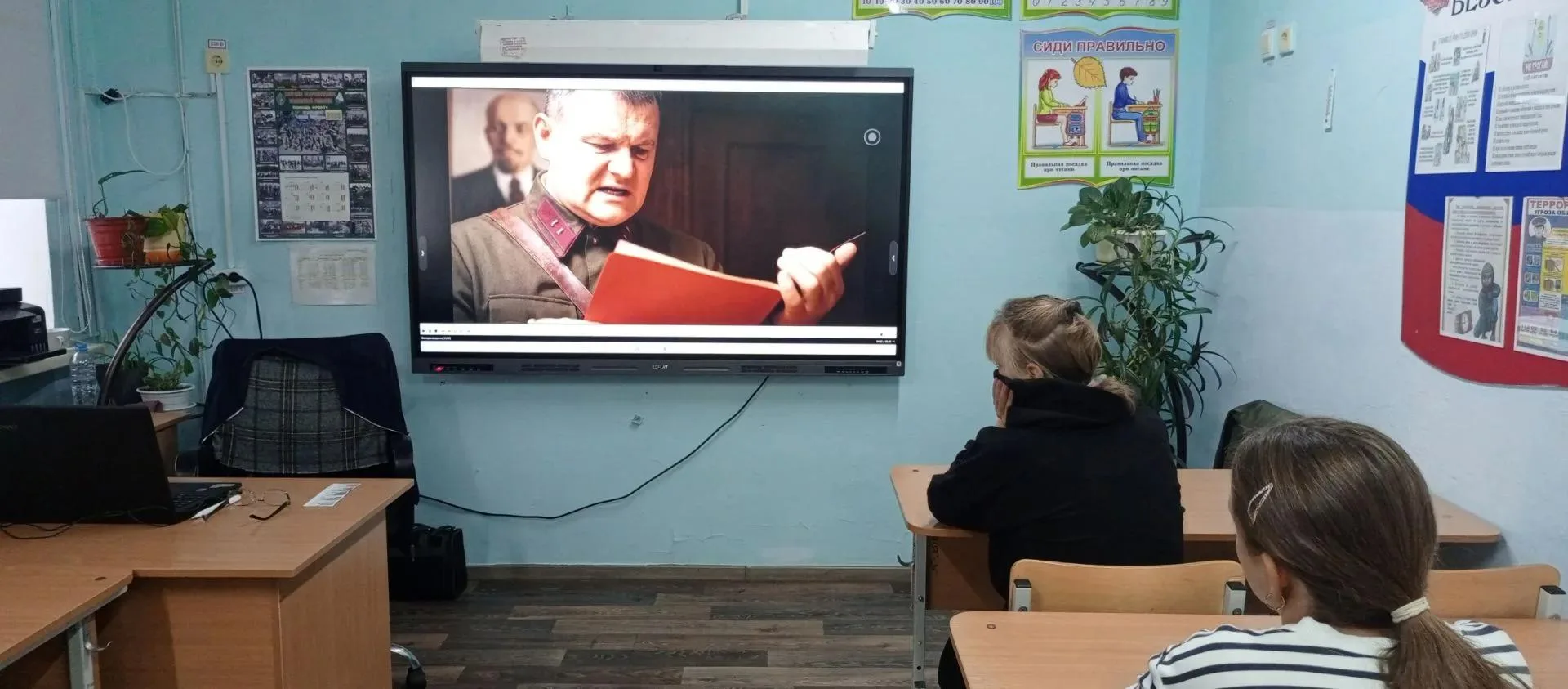 14 сентября, новая учебная неделя началась с церемонии поднятия флага, исполнения Гимна...
