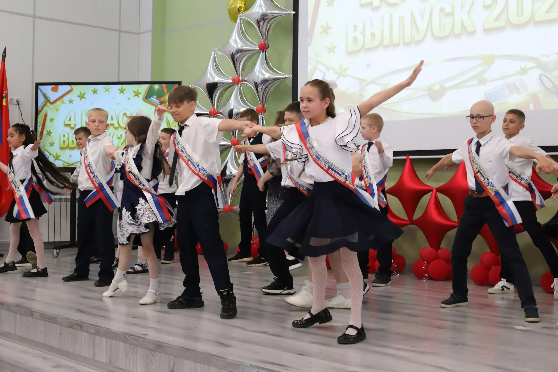 🍃 ПРОЩАЙ, НАЧАЛКА! ЗДРАВСТВУЙ, БОЛЬШАЯ ЖИЗНЬ! 🎓✨ Сегодня в школе «Корнеева» особенная тишина... Кото
