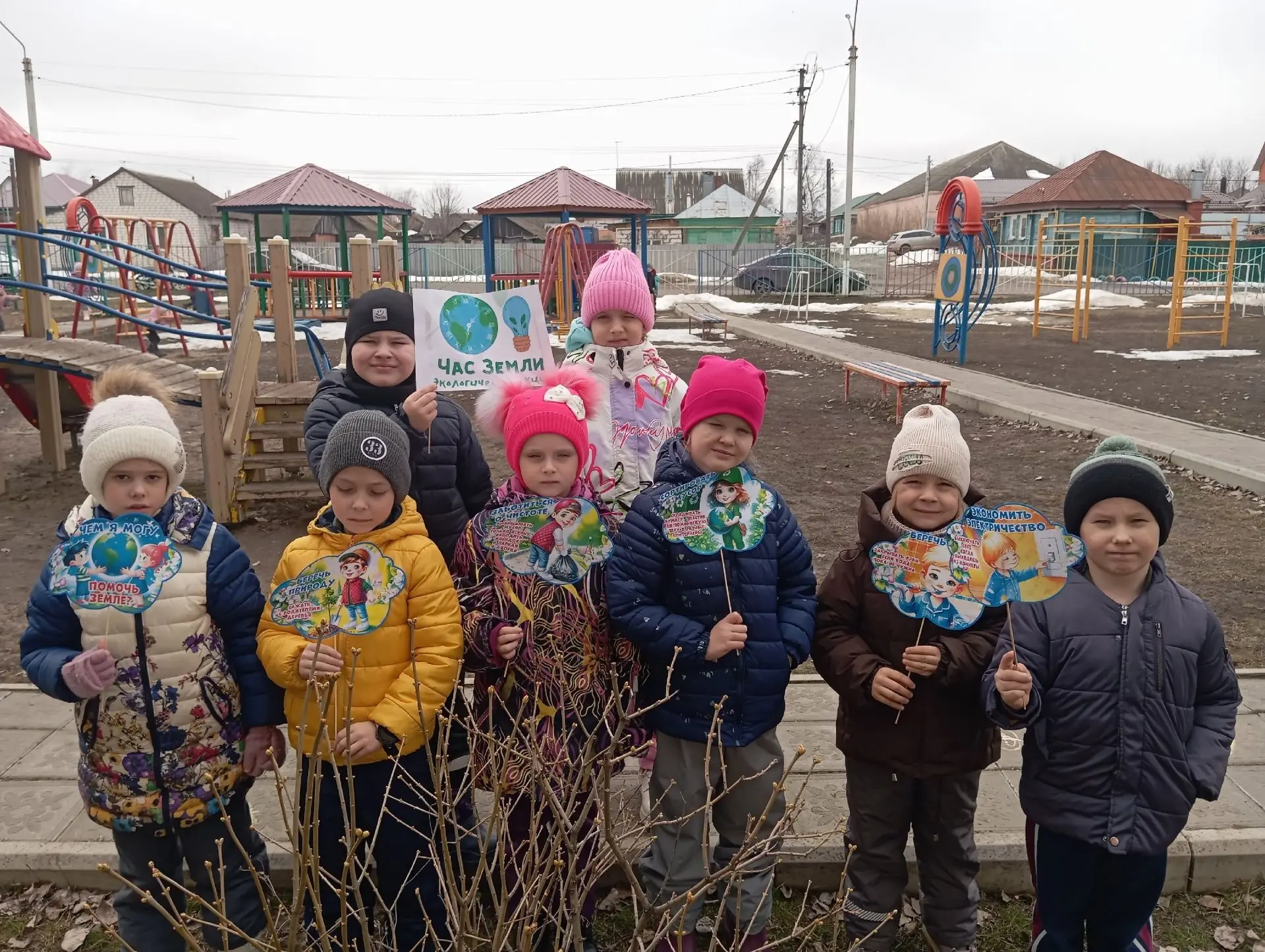 В подготовительной группе прошла экологическая акция «Час Земли». С воспитанниками были организованы