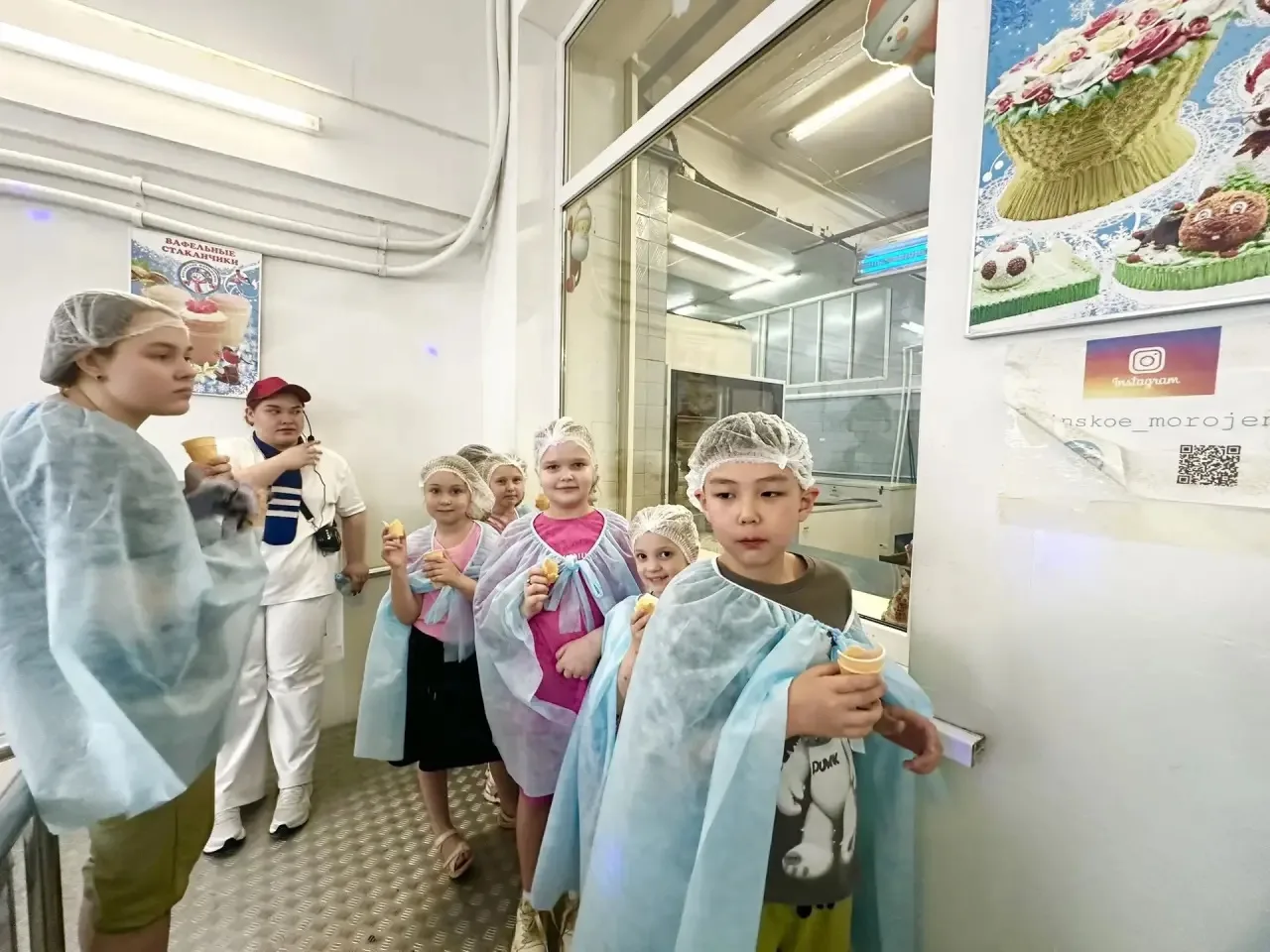 ☀️21 мая ученики 1 «Б» и 1 «В» классов отправились на увлекательную экскурсию,  фабрику мороженого 🍦