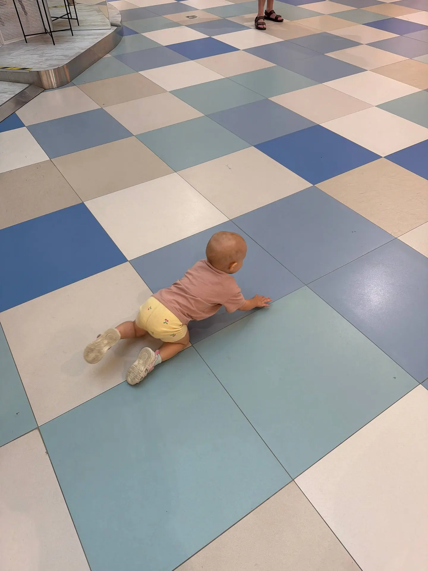 Амелия играет в собаку 
И к сожалению остановить это нельзя 🤣