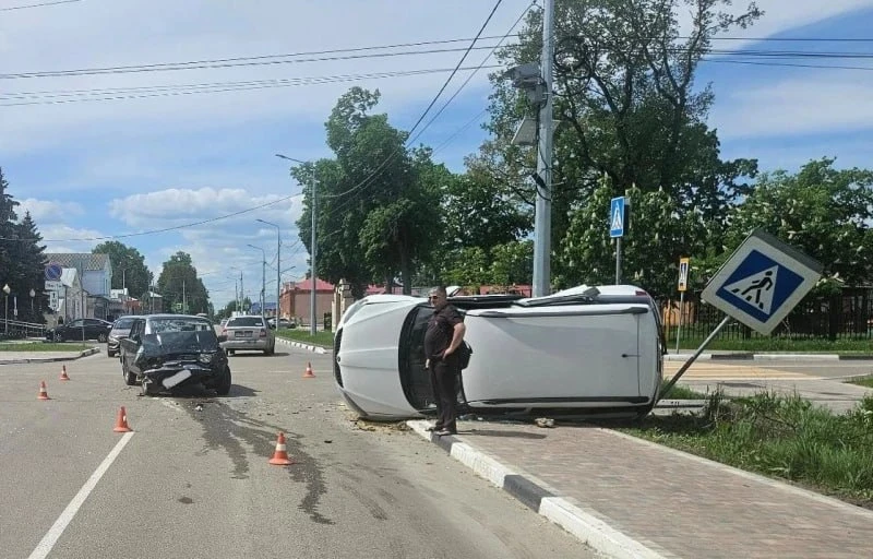 ⚡️ «Шкода» перевернулась после столкновения с «ВАЗом» в Лебедяни — пострадали оба водителя  Серьёзно