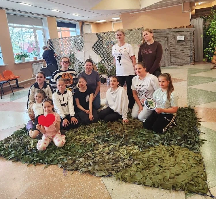 Важное и полезное дело: обучающиеся ОХК «Жемчужина» освоили плетение маскировочных сетей