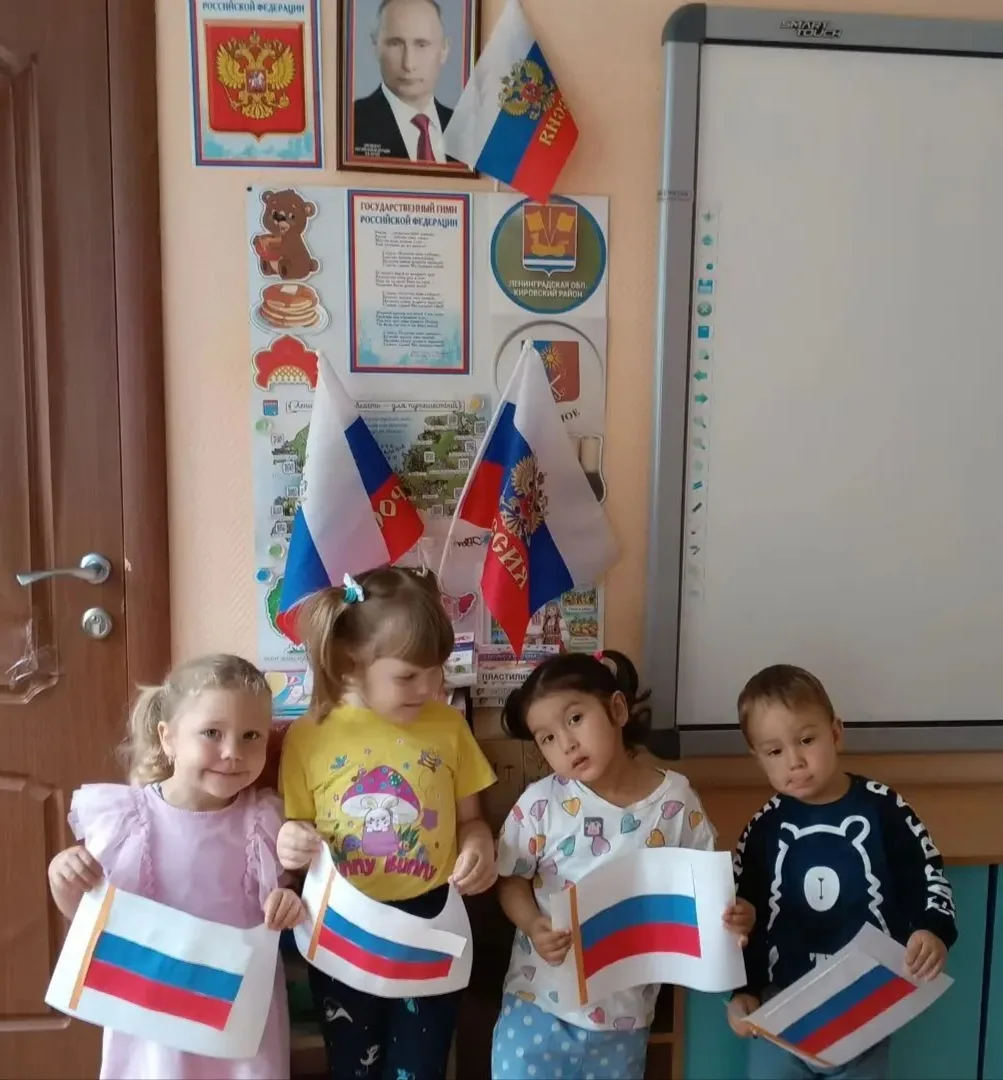 Белый - облако большое,