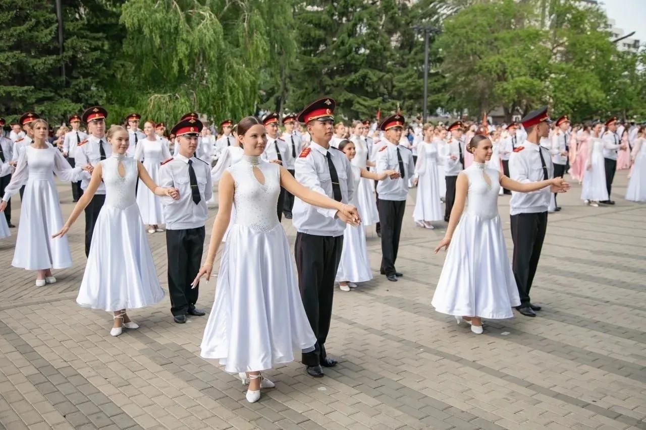 Кадеты и гимназистки Красноярского края станцевали прощальный вальс 💃🕺
