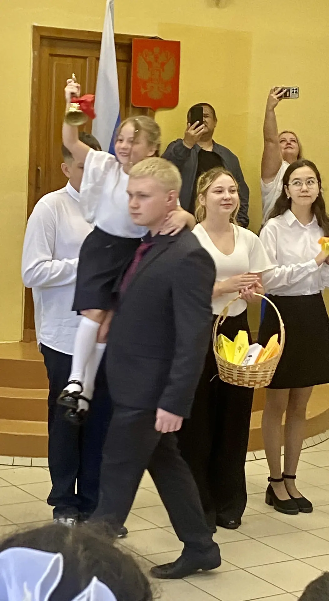 1 сентября - День знаний, в школе прошла торжественная линейка, на которой звучали слов...