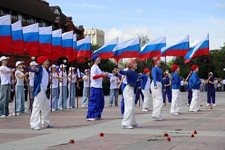 Вот так ярко и красиво Пенза отмечает День России! Сегодня на площади Ленина помимо выступления твор