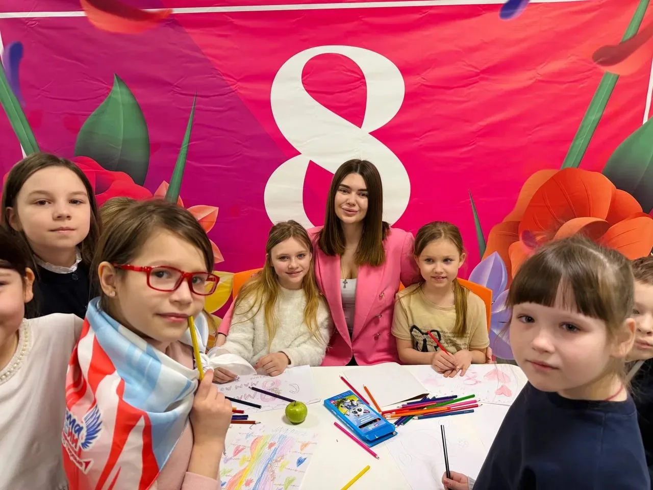 "Когда вокруг звенит капель И раздается птичек пение, Почувствуйте весны приход — Примите наши поздр
