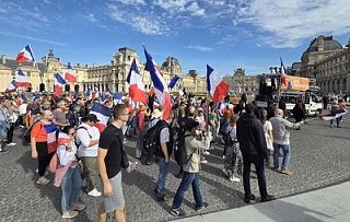 📌 В Париже на акции против помощи Киеву демонстранты разорвали флаг ЕС. Протест органи...