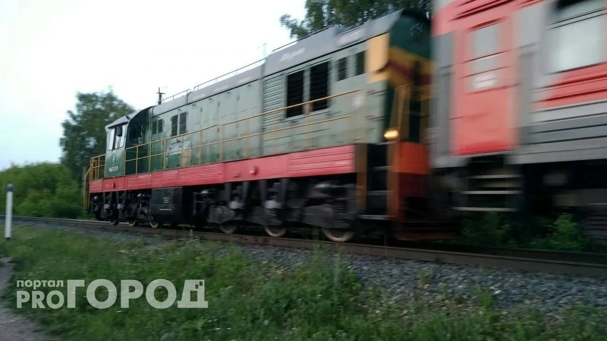 Пятеро детей устроили опасную игру на железной дороге. Ребята от 7 до 12 лет положили м...