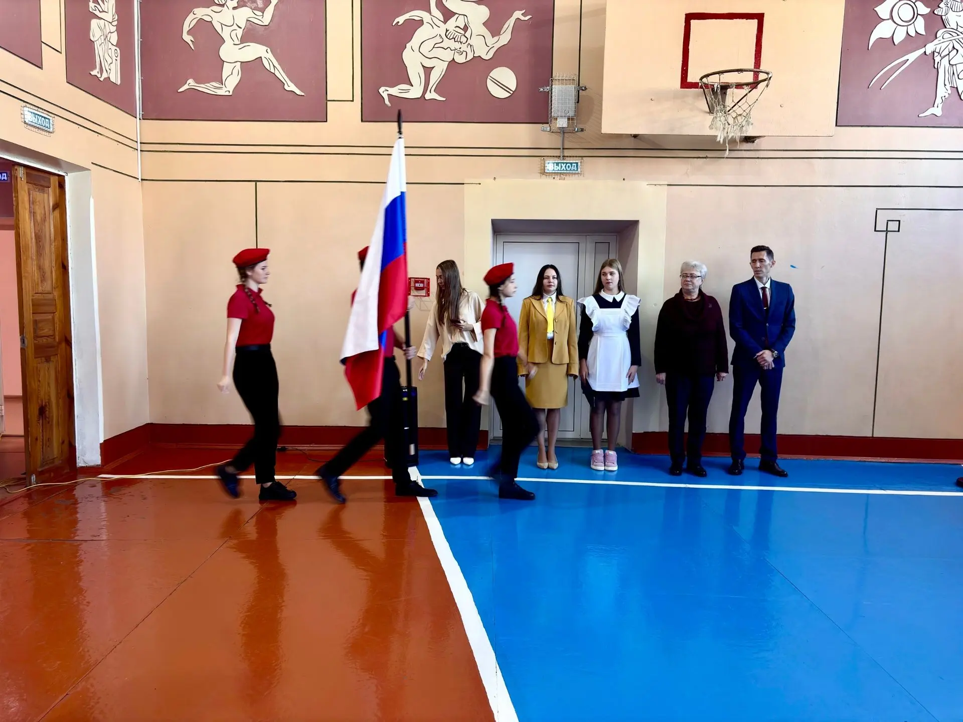 Учебная неделя в нашей школе началась с торжественной линейки и поднятия Государственно...